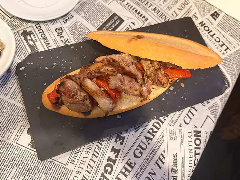 Brasería en Xàtiva con bocadillo de lagarto y pimiento rojo
