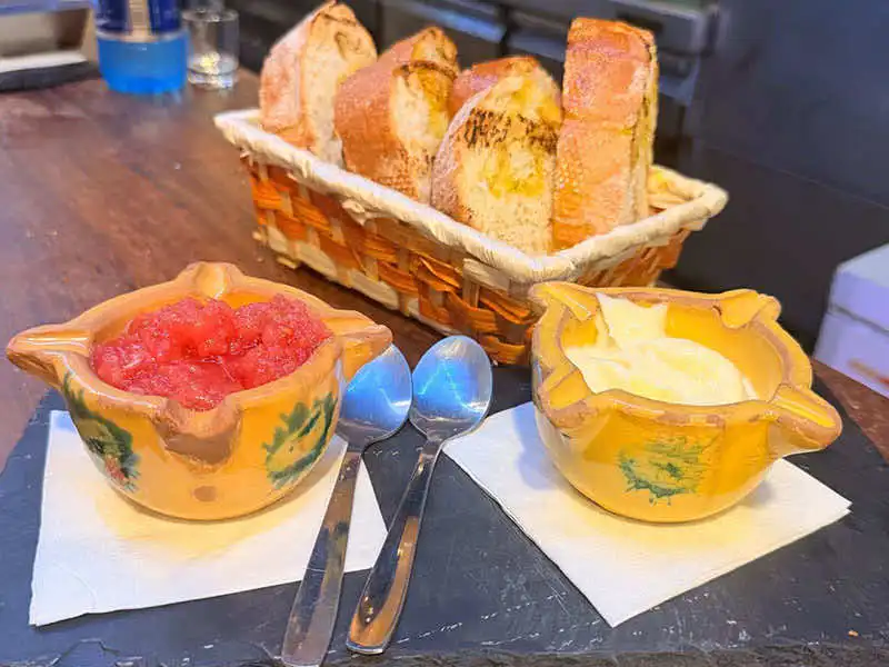 Sobre nosotros 11 Pan de pueblo con tomate y allioli