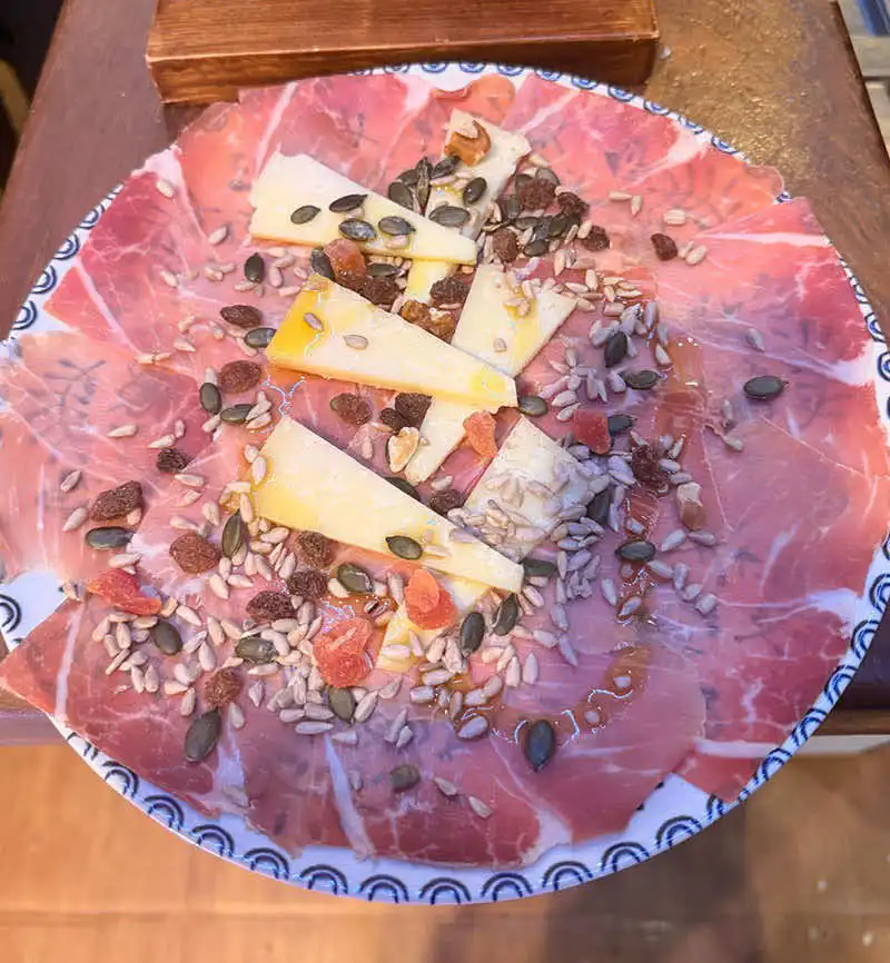 Sobre nosotros 15 Tabla de jamón ibérico y queso manchego
