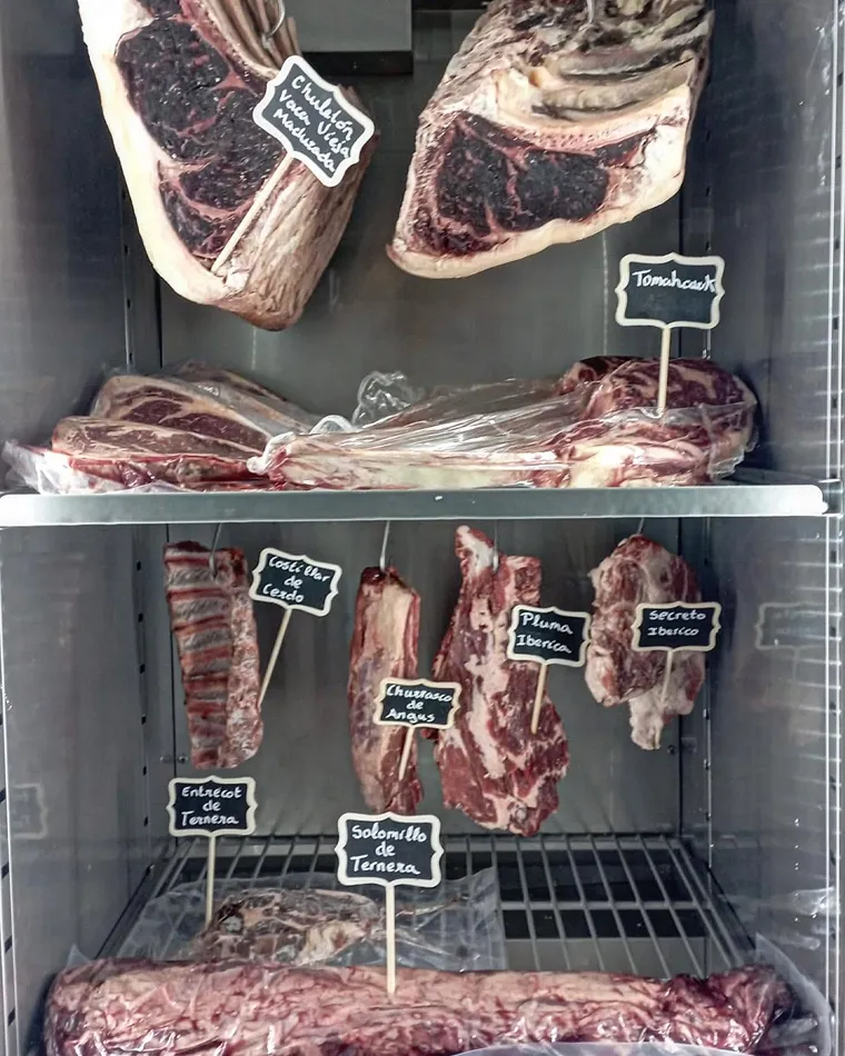 Selección de carnes premium en Xàtiva Cámara de carnes de Brasería en Xàtiva La Patrona con cortes premium