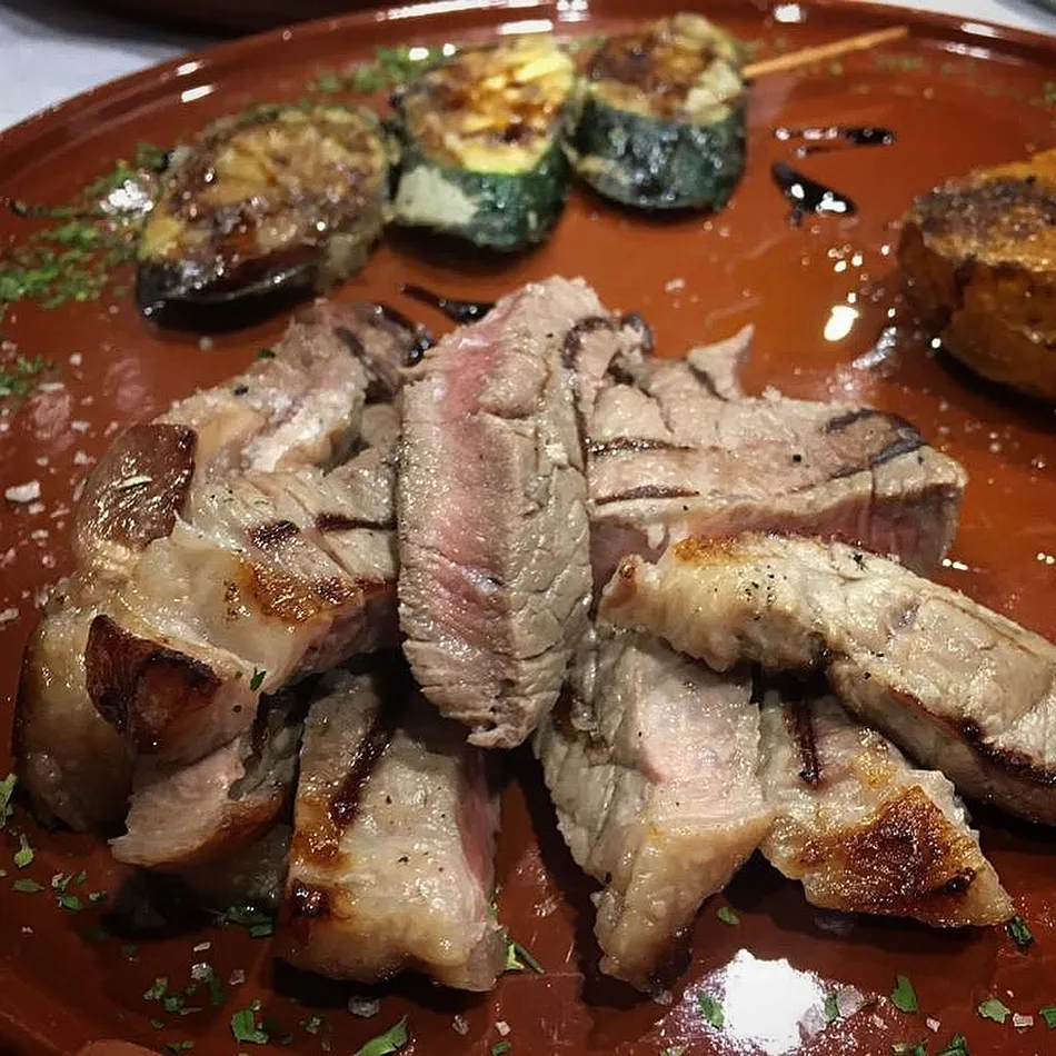 Carne trinchada a la brasa Carne trinchada a la brasa en Brasería en Xàtiva La Patrona con verduras