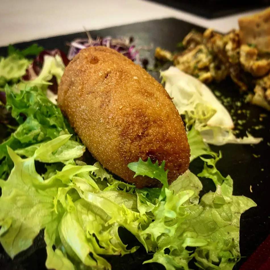 Croquetas caseras en Xàtiva Croqueta casera en Brasería en Xàtiva La Patrona acompañada de ensalada