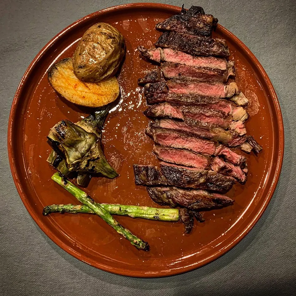 Entrecot a la brasa en Xàtiva Carne al punto en Brasería en Xàtiva La Patrona con patata alcachofa y espárragos