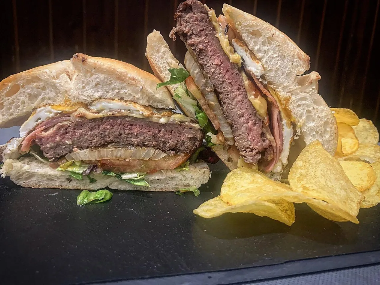 Hamburguesa Angus de La Patrona Hamburguesa de Angus abierta en Brasería en Xàtiva La Patrona con patatas