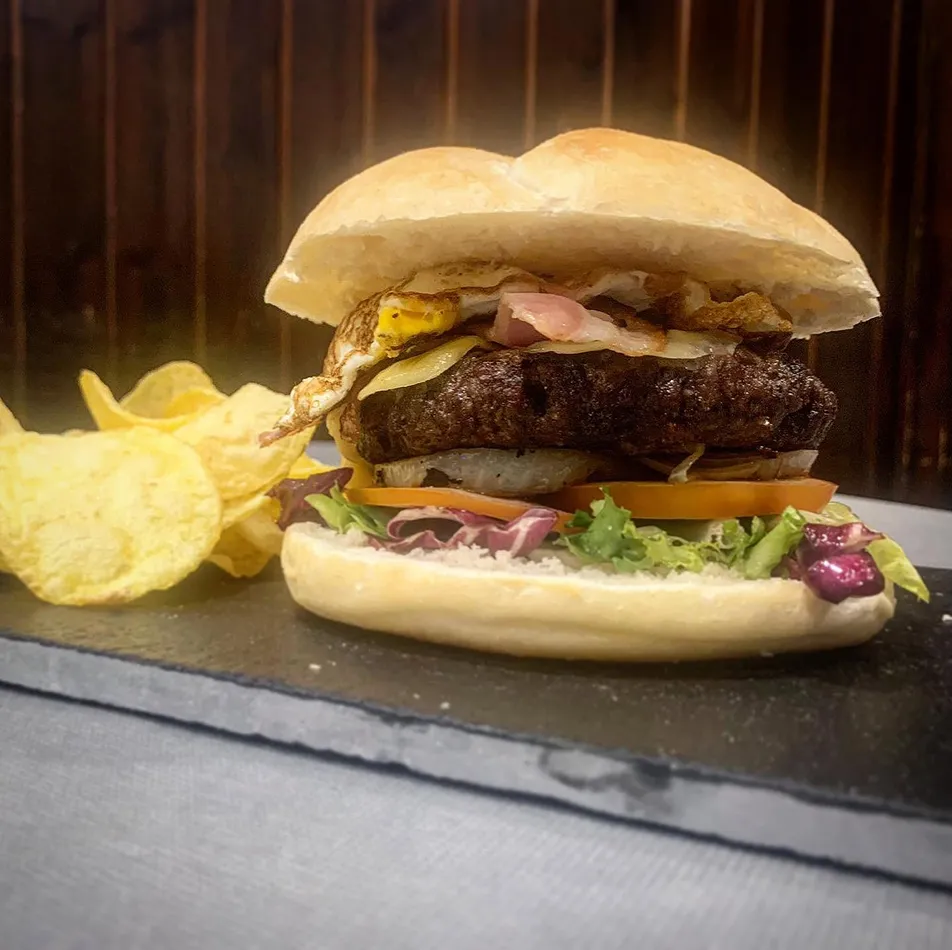 Hamburguesa La Patrona en Xàtiva Hamburguesa de Angus en Brasería en Xàtiva La Patrona con huevo bacon y queso