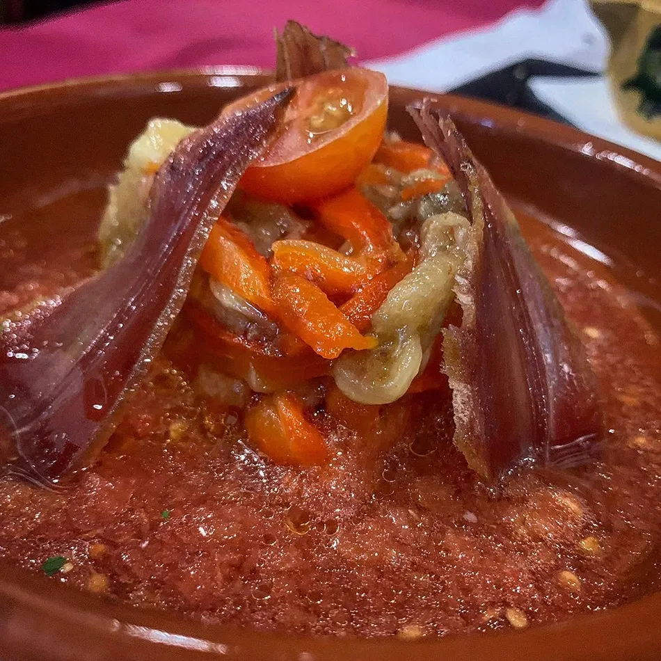 Pescado y verduras en La Patrona Plato de pescado y verduras en Brasería en Xàtiva La Patrona