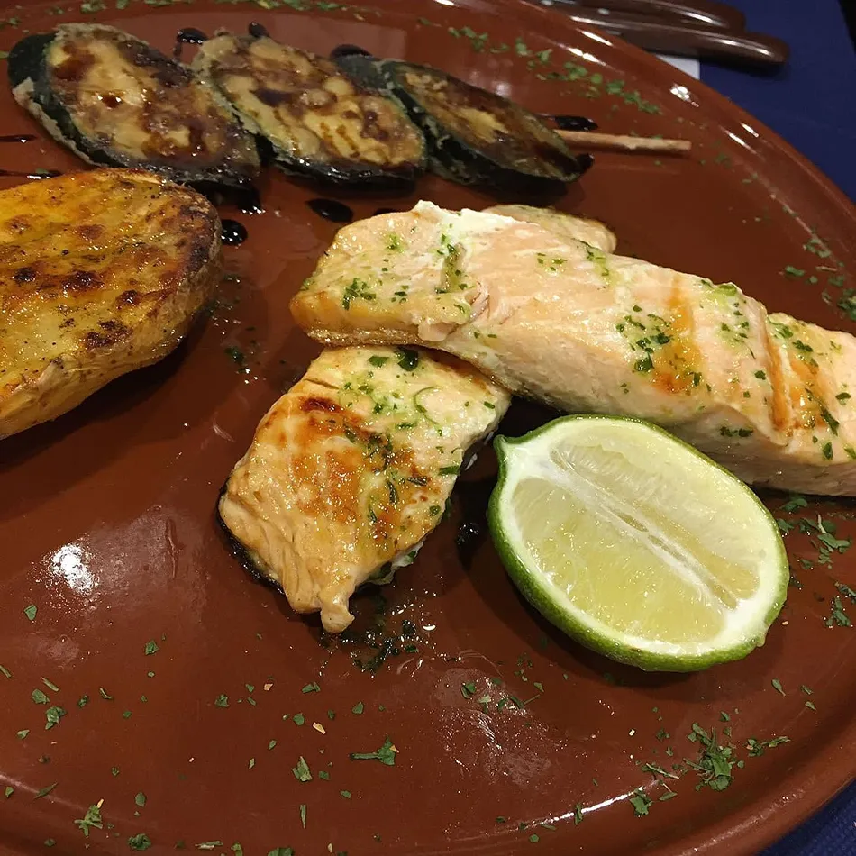 Salmón a la brasa en Xàtiva Salmón a la brasa en Brasería en Xàtiva La Patrona con verduras y patata