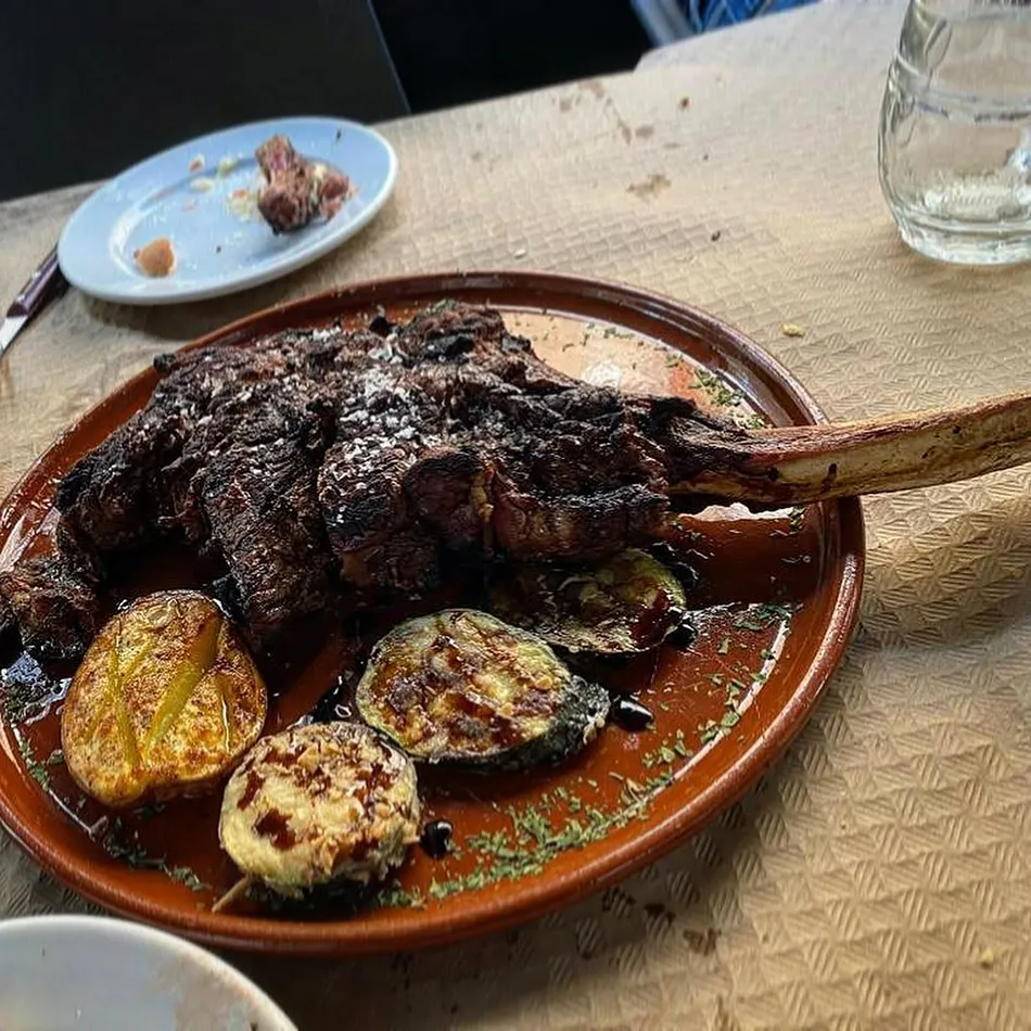 Tomahawk a la brasa en Xàtiva Tomahawk a la brasa en Brasería en Xàtiva La Patrona con verduras asadas